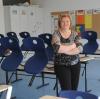 Schulleiterin Irmgard Neureuther vor leeren Schulbänken in der Anton-Miller-Schule in Straß.