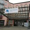 In den Kliniken der Region, im Bild die KJF Klinik Sankt Elisabeth Neuburg, werden aufgrund der angespannten Corona-Situation weiterhin keine aufschiebbaren Behandlungen durchgeführt. 	