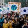 Jugendliche Teilnehmer der Klima-Kundgebung "Fridays for Future" stehen mit Plakaten am Berliner Invalidenpark und fordern eine bessere Klimapolitk.
