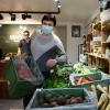 Bei Petra Mögele im Hofladen des Strausser Hof in Döpshofen gibt es Gemüse und andere Bioprodukte aus der Region. Der kleine Laden hat erst seit wenigen Monaten geöffnet, doch das Konzept kommt an. 