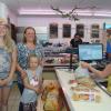 Sarah (12 Jahre) und Franziska (7) kommen mit ihrer Mama Andrea Thum aus Forheim zum Einkaufen in den Dorfladen Amerdingen. Bei Familie Thum kommen Steaks vom regionalen Metzger auf den Grill. An der Kasse: Claudia Schmidt. 