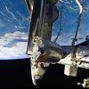 Raumfähre Atlantis  dockt an der ISS an.