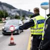 Deutsche Bundespolizisten kontrollieren an der Grenze zu Österreich die Testpflicht für Reiserückkehrer.