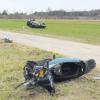 Schwerer Unfall auf einem Feldweg bei Epfach: Zwei jugendliche Rollerfahrer wurden schwer, eine Autofahrerin leicht verletzt. 