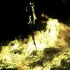 Im Wittelsbacher Land brennen am Ostersamstagabend wieder "Jaudusfeuer". Über den Holzhaufen hängen mancherorts Strohpuppen. Ein Historiker spricht von einem Brauch mit "antijüdischer Schlagseite".