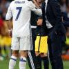 Real Madrids Trainer Zinedine Zidane (rechts) gibt Cristiano Ronaldo Anweisungen an der Seitenlinie.