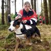 Hundeführerin Evelyn Bätzler von der Rettungshundestaffel des Maltester-Hilfsdienstes mit ihrer Hündin Bonnie. Als Belohnung erhält das Tier Käse.                  