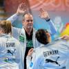 Trainer Henk Groener kann gegen Südkorea mit den deutschen Handballerinnen ins WM-Viertelfinale einziehen.