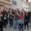 Einen Flashmob haben Schüler der Fachakademie für Sozialpädagogik am Freitagmittag in der Dillinger Königstraße organisiert. Verbunden war damit eine Wette mit der Dillinger Sparkasse. 50 Passanten, die spontan bei der Aktion mitmachen, waren nötig, um an eine 500-Euro-Spende des Geldinstituts zu kommen. 