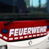 Ein Lastwagen brannte aus, die Feuerwehr löscht das Feuer 