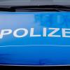 Der Polizei-Schriftzug steht auf einem Einsatzfahrzeug.