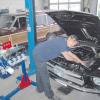 „Den kann ich inzwischen im Schlaf auseinander- und wieder zusammenbauen“ – Oliver Mangold bringt in seiner Werkstatt einen Ford Mustang auf Vordermann.  