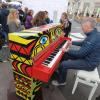 Von 9 bis 22 Uhr warten Straßenklaviere in Augsburg auf Musikanten. Tobias Maier hat sich auf dem Rathausplatz hingesetzt und musiziert. 