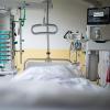 Während Experten sich noch uneins sind, ob die zuletzt steigenden Infektionszahlen bereits eine zweite Welle der Pandemie ankündigen, bereiten sich die Krankenhäuser mit stufenweisen Alarmplänen auf einen Anstieg der Patientenzahlen vor.  	 	