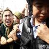 Uiguren rangeln bei einer Demonstration mit einem Polizisten. In Lagern in China werden sie gedemütigt und gefoltert.