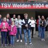 Mit dem gebührenden Abstand nahmen die Vereinsmeister der Tennisabteilung des TSV Welden ihre Pokale entgegen. Für Familie Rauwolf in den roten Traininsjacken galt das nicht. 	