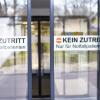 Auch an den Kreiskliniken des Landkreises Günzburg wird der Zutritt streng reguliert. Pflegekräfte müssen sich mit spezieller Zusatzkleidung vor Infektionen schützen.