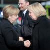 Die Ministerpräsidentin von NRW, Hannelore Kraft, begrüßt vor der Trauerfeier für den ehemaligen Außenminister Guido Westerwelle in der St. Aposteln-Kirche Kanzlerin Angela Merkel.