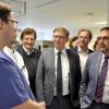 Bayerns Gesundheitsminister Klaus Holetschek (CSU) traf bei seinem Besuch an der Donau-Ries-Klinik in Donauwörth auch den Leiter der Notaufnahme, Jochen Schieferle. 
