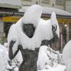 02.12.2023, Bad Wörishofen 02.12.2023,  Winter in Bayern. Große Mengen Neuschnee auch in Bad Wörishofen im Unterallgäu. Über Nacht sind 50 Zentimeter Neuschnee gefallen.  Eine nackte Bronze-Dame in der Fussgängerzone hat eine Schneehaube.
