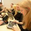Schulen nehmen sich des digitalen Wandels immer mehr an und schaffen iPad-Klassen, wie hier am Maria-Ward-Gymnasium in Augsburg. Das hat einige Vorteile.  	