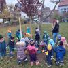Neue Bäume bekommt der Kindergarten in Merching. Dafür griffen die Kinder selbst zur Schaufel.