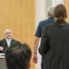 Der Angeklagte (r) geht in den Verhandlungssaal des Landgerichts. Acht Jahre nach dem gewaltsamen Tod von Maria Baumer hat der Mordprozess gegen ihren Verlobten begonnen.