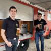 Daniel Uhl und Florian Schmidt (von links) haben mit Michael Scheil (nicht auf dem Bild) einen Partyservice in Wortelstetten: Sie servieren Bier und andere Getränke aus einem über 40 Jahre alten Feuerwehrauto.