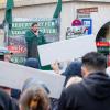 Dem guten Dutzend Aktivisten der rechtsextremen Partei „Der III. Weg“ stellten sich am Samstag in Würzburg rund 300 Gegendemonstranten entgegen. 	