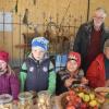 Lisa und Fabian Blender sowie Oliver Zinke von der Gartenbande Tiefenbach entkernen Äpfel mit dem Stechgerät, um sie fürs Dörren vorzubereiten.