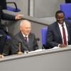 Neuer Arbeitsplatz: Sichtlich gut gelaunt sitzt Wolfgang Schäuble erstmals auf dem Platz des Bundestagspräsidenten.