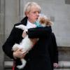 Premierminister Boris Johnson und sein Jack Russell Terrier "Dilyn".