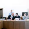 Die Angeklagten Heiko V., Mario S. und Andreas V. sitzen im Saal des Landgerichtes auf der Anklagebank, in der Mitte Anwalt Jürgen Bogner.