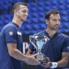 Filip Polasek (links) und Ivan Dodig strahlen über das ganze Gesicht, als sie den Sieger-Pokal bei den Australian Open entgegennehmen. Beide sind in der kommenden Saison beim Tennis-Zweitligisten TC Augsburg gemeldet.