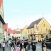 Nach Sternmarsch und Konzert auf dem Marktplatz marschierten die Kapellen durch die Krumbacher Innenstadt in Richtung Festzelt. Foto: Monika Leopold-Miller