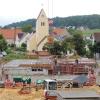 Am Ortseingang von Oberhausen wird auch im Sommer gearbeitet. Die Gemeinde baut sich ein neues Ortszentrum.