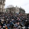Demonstranten liegen am Parliament Square zu einem "die-in" auf dem Boden. Die Polizei in London ist wegen ihres Einsatzes bei einer Mahnwache für die auf ihrem Nachhauseweg entführte und getötete Sarah Everard heftig in die Kritik geraten.