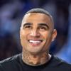 Kevin-Prince Boateng blickt lachend in einem Hertha Trikot zu den Zuschauern.