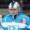 Eishockey-Torwart Jonas Stettmer von Ingolstadt wärmt sich auf.