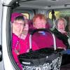 Die Meringer Seniorinnen sind ganz glücklich mit ihrem neuen Einkaufsbus, den das Bürgernetz ermöglicht. Foto: Musolf