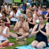 Bei der großen Aktion auf der Donauwiese zum Welt-Yoga-Tag durfte jeder mitmachen: Einsteiger, Hobby-Yogis oder ausgebildete Profis. 
