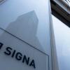 Das Logo des Immobilienunternehmens Signa ist an der Fassade eines Hochhauses am Berliner Sitz der Firma angebracht.