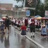 Die Musikkapelle Reimlingen läuft durch das Baldinger Tor zur Kaiserwiese. Vor allem vor Beginn des Umzuges regnete es stark in Nördlingen.  	