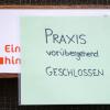 "Praxis vorübergehend geschlossen" steht auf diesem Zettel am Eingang zur der Praxis für Logopädie, die der Beschuldigte leitet.