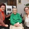 Zweite Bürgermeisterin Antje Esser (rechts) und stellvertretende Landrätin Sabine Krätschmer (links) gratulierten Rosa Maria Sater zum 101. Geburtstag. 	