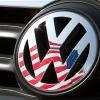 Die US-Flagge spiegelt sich auf dem Kühlergrill eines Volkswagens.