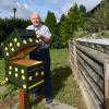 Noch ist der Bienenkasten leer, aber Hobbyimker Horst Mayer aus Biberbach sieht nun gute Chancen, dass er doch noch Bienen in seinem Garten halten kann. 