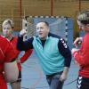 Wertingens Trainer Manfred Szierbeck schwört seine immer noch sieglosen Landesliga-Handballerinnen ein. 