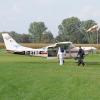 Fallschirmspringer steigen am Günzburger Flugplatz in ein Flugzeug ein. Am Sonntag verletzte sich ein Springer bei der Landung schwer.