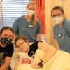Rebecca Greiner (im Bild mit ihren Eltern Timon und Ramona und der Geburtshilfe-Ärztin Dr. Susanne Artus und Hebamme Johanna Herz, von links) war in diesem Jahr das erste Kind, das im Klinikum Landsberg zur Welt kam. 